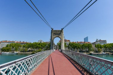 Fransa 'nın Lyon kentindeki Rhone nehri üzerinde eski bir köprü..