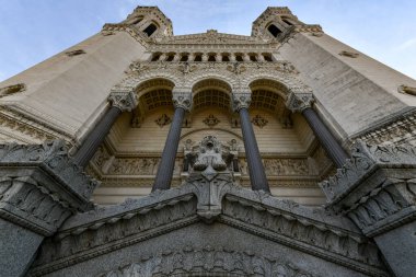 Lyon, Fransa 'daki ünlü Notre Dame de Fourviere Bazilikası. Lyon, Fransa 'da küçük bir bazilika..