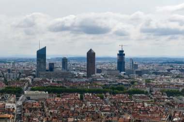 Lyon şehrinin ufuk çizgisi, kırmızı çatı evleri, Saone Nehri ve Dünya Mirası Sitesi 'nin geometrik topografisi, Fransa' daki Esplanade du Notre-Dame de Fourviere şehrinin manzarası..