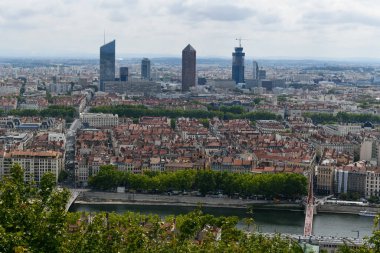 Lyon şehrinin ufuk çizgisi, kırmızı çatı evleri, Saone Nehri ve Dünya Mirası Sitesi 'nin geometrik topografisi, Fransa' daki Esplanade du Notre-Dame de Fourviere şehrinin manzarası..