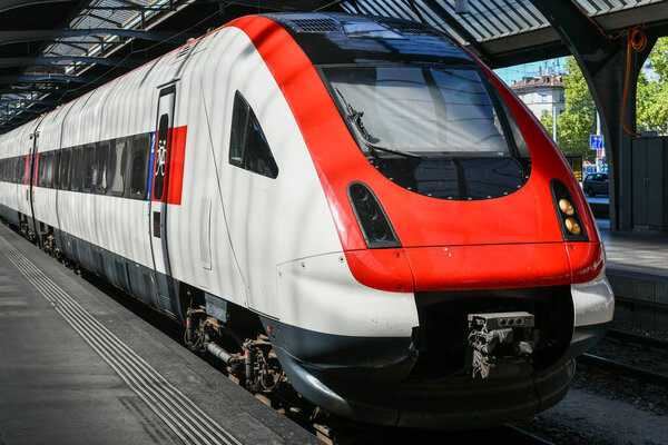 Главный вокзал в Цюрихе, Швейцария. Поезд на платформе.