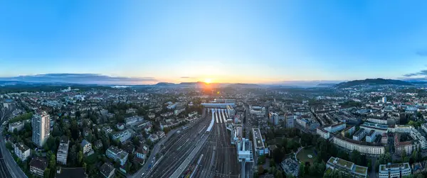 Bern, İsviçre - 15 Ağustos 2022: İsviçre 'deki Bern Tren İstasyonu' na giden rayların hava görüntüsü.