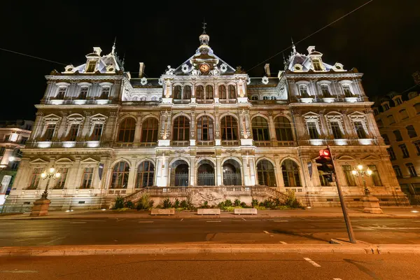 Fransa 'da gece vakti Lyon Ticaret Sarayı. Palais de la Bourse de Lyon.