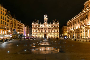 Lyon, Fransa - 19 Ağustos 2022: Lyon, Fransa 'da Hotel de Ville, gece. Lyon, Fransa belediye binası ve şehrin en büyük tarihi binalarından biri..