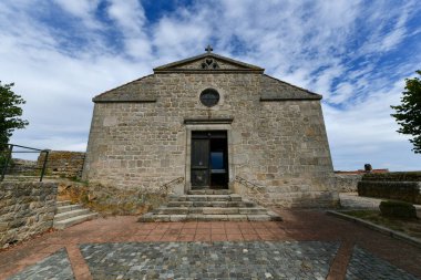Chambles kasabasındaki Aziz Pierre Katolik Kilisesi, Loire bölümü, Fransa.