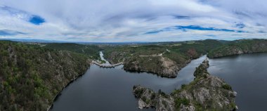 Fransa 'nın Loire Vadisi' ndeki Grangent hidroelektrik barajının hava manzarası..