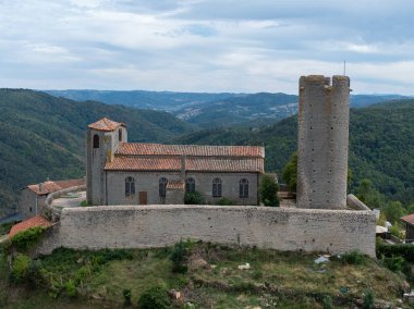 Fransa 'nın Loire bölgesindeki Chambles kasabasındaki Saint Pierre Katolik Kilisesi' nin hava manzarası.