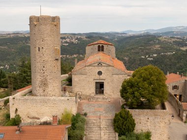 Fransa 'nın Loire bölgesindeki Chambles kasabasındaki Saint Pierre Katolik Kilisesi' nin hava manzarası.