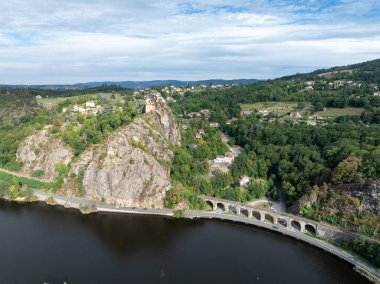 Güzel Viyadük manzarası ve Saint-Paul-en-Cornillon, Fransa.