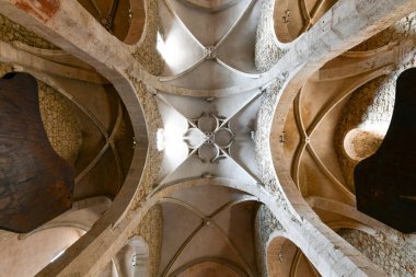 Perouges, Fransa - 22 Ağustos 2022: Fransa 'nın Perouges kentindeki Sainte-Marie-Madeleine Kilisesi.