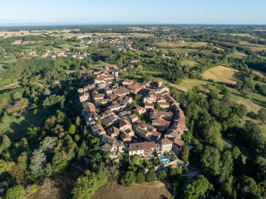 Ortaçağ şehri Perouges, Fransa 'nın birçok binasının havadan görünüşü.
