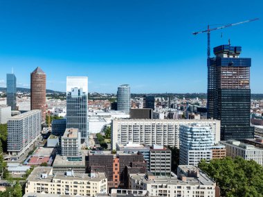 Lyon 'un iş bölgesinin havadan görünüşü ve Fransa' nın şehir silueti.