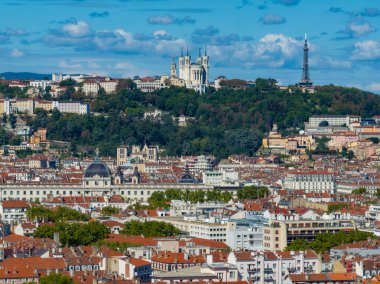Fransa 'nın Lyon kentindeki Notre Dame Bazilikası' nın havadan görünüşü.