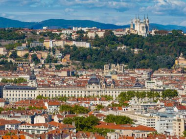 Fransa 'nın Lyon kentindeki Notre Dame Bazilikası' nın havadan görünüşü.