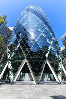 Londra, İngiltere - 26 Ağustos 2022: Görüntünün merkezinde 30 St. Mary Axe Binası, diğer adıyla Gherkin binası bulunan Londra binalarının görüntüsü.