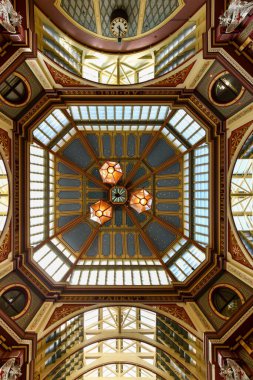 Londra, İngiltere - 26 Ağustos 2022: Iconic Leadenhall pazarının çatısını boyadı. 1881 'de inşa edilmiş. Bir sürü bar, restoran ve dükkan var. Londra 'nın ünlü turistik manzarası.