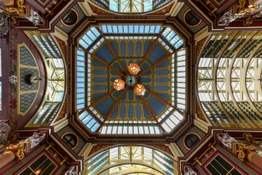 Londra, İngiltere - 26 Ağustos 2022: Iconic Leadenhall pazarının çatısını boyadı. 1881 'de inşa edilmiş. Bir sürü bar, restoran ve dükkan var. Londra 'nın ünlü turistik manzarası.