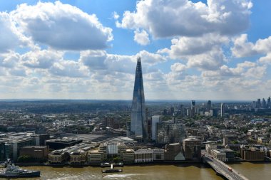 Thames nehri, Çömlek, Londra gökdeleni ve gökdelenden manzaralı muhteşem bir manzara. Büyük şehrin üzerinde havadan çekilmiş bir fotoğraf..