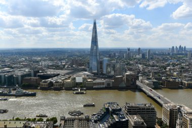 Thames nehri, Çömlek, Londra gökdeleni ve gökdelenden manzaralı muhteşem bir manzara. Büyük şehrin üzerinde havadan çekilmiş bir fotoğraf..
