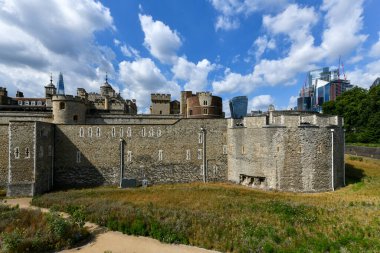 Londra Kulesi. Londra Kulesi, resmi olarak Majestelerinin Kraliyet Sarayı ve Londra Kulesi 'nin kalesi, İngiltere' nin orta kesiminde, Thames Nehri 'nin kuzey kıyısında bulunan tarihi bir kaledir..