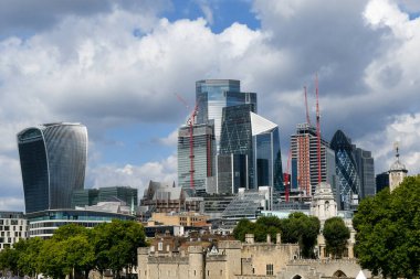 İngiltere, Londra 'daki Thames Köprüsü boyunca uzanan Millennium Köprüsü' nden görüntü.