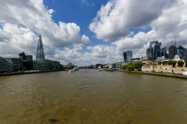 İngiltere, Londra 'daki Thames Köprüsü boyunca uzanan Millennium Köprüsü' nden görüntü.