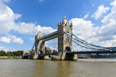 Londong 'u Thames Nehri' ndeki Southwark 'a bağlayan İkonik Kule Köprüsü