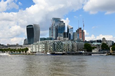 İngiltere, Londra 'daki Thames Köprüsü boyunca uzanan Millennium Köprüsü' nden görüntü.