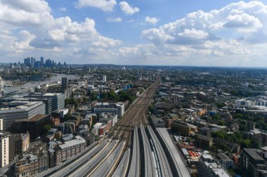 Londra, İngiltere 'deki Waterloo İstasyonu' na giren tren raylarının hava görüntüsü..
