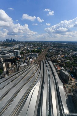 Londra, İngiltere 'deki Waterloo İstasyonu' na giren tren raylarının hava görüntüsü..