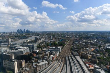 Londra, İngiltere 'deki Waterloo İstasyonu' na giren tren raylarının hava görüntüsü..