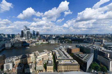 Thames üzerinde Londra şehrinin gökdelenleri, İngiltere