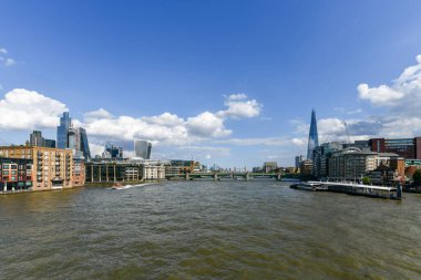 İngiltere, Londra 'daki Thames Köprüsü boyunca uzanan Millennium Köprüsü' nden görüntü.