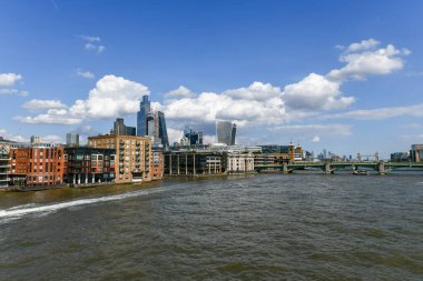 İngiltere, Londra 'daki Thames Köprüsü boyunca uzanan Millennium Köprüsü' nden görüntü.