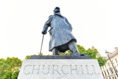 Londra, İngiltere - 27 Ağustos 2022: Sir Winston Churchill 'in Londra' daki Parliament Square Garden 'daki heykeli.