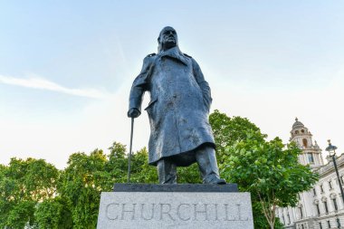 Londra, İngiltere - 27 Ağustos 2022: Sir Winston Churchill 'in Londra' daki Parliament Square Garden 'daki heykeli.