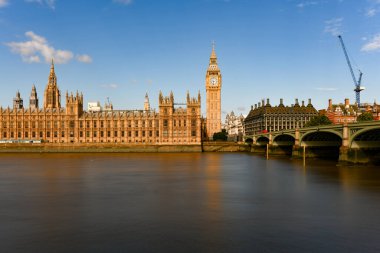 Big Ben ve parlamento Thames Nehri 'nin karşısında ve Westminster Köprüsü, Londra, İngiltere.