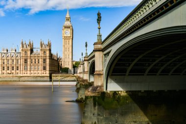 Big Ben ve parlamento Thames Nehri 'nin karşısında ve Westminster Köprüsü, Londra, İngiltere.