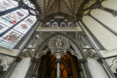 Londra, İngiltere - 29 Ağustos 2022: Gotik tarzda Westminster Abbey 'in İçişleri. Kilise, İngiltere 'de Westminster Londra Sarayı' nın yanında yer almaktadır. Kilise bir dünya mirası alanıdır..