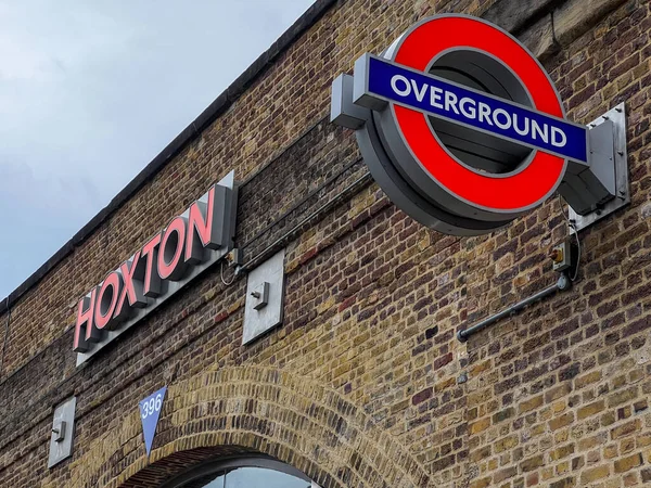 London Storbritannien Aug 2022 Overground Sign London Transit Hoxton Royaltyfria Stockfoton