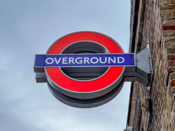 London Storbritannien Aug 2022 Overground Sign London Transit Hoxton Royaltyfria Stockbilder