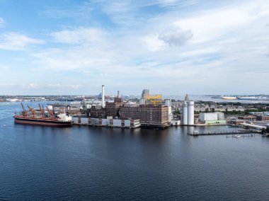 Baltimore, Maryland - 10 Eylül 2022 Baltimore, Maryland 'deki Baltimore İç Limanı boyunca Domino Sugars' ın havadan görünüşü.