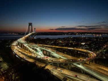 Brooklyn 'den New York' taki Verrazzano Narrows Köprüsü 'nün hava görüntüsü..