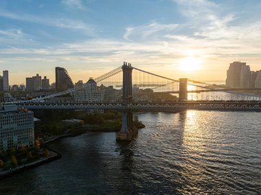 Manhattan Köprüsü 'nün New York şehrinin ufuk çizgisi ile Doğu Nehri' ni kaplayan hava manzarası açık bir günde.