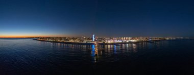 Coney Adası boyunca hava manzarası ve gece Brooklyn, New York 'ta paraşüt atlayışı..