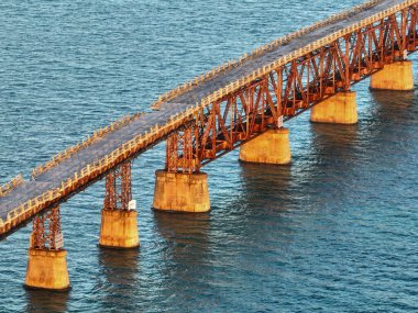Eski Bahia Honda Demiryolu Köprüsü. Arka planında yeni Bahia Honda Köprüsü var. Florida Keys, ABD..