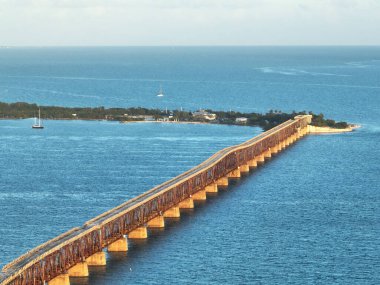 Eski Bahia Honda Demiryolu Köprüsü. Arka planında yeni Bahia Honda Köprüsü var. Florida Keys, ABD..