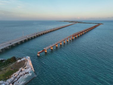 Eski Bahia Honda Demiryolu Köprüsü. Arka planında yeni Bahia Honda Köprüsü var. Florida Keys, ABD..