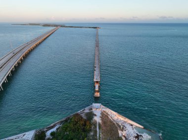 Eski Bahia Honda Demiryolu Köprüsü. Arka planında yeni Bahia Honda Köprüsü var. Florida Keys, ABD..