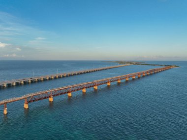 Eski Bahia Honda Demiryolu Köprüsü. Arka planında yeni Bahia Honda Köprüsü var. Florida Keys, ABD..